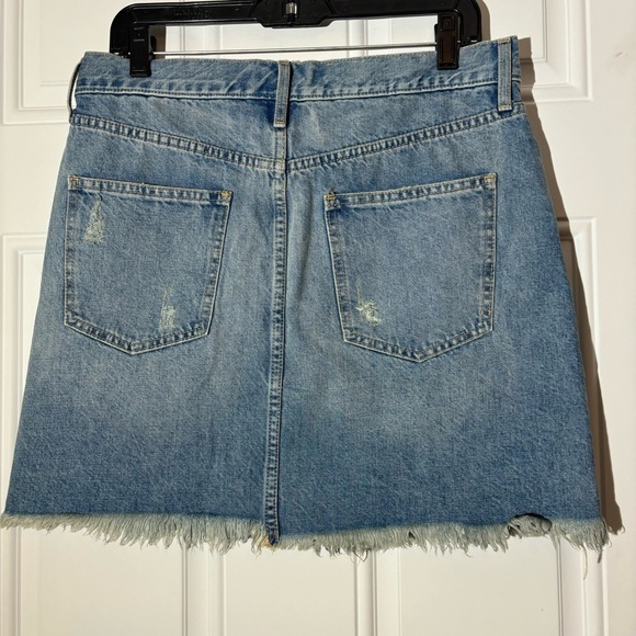 ❤️2/$15 or 3/$21❤️ Gap Medium Wash Distressed Denim Skirt, Size 31 - Picture 2 of 12